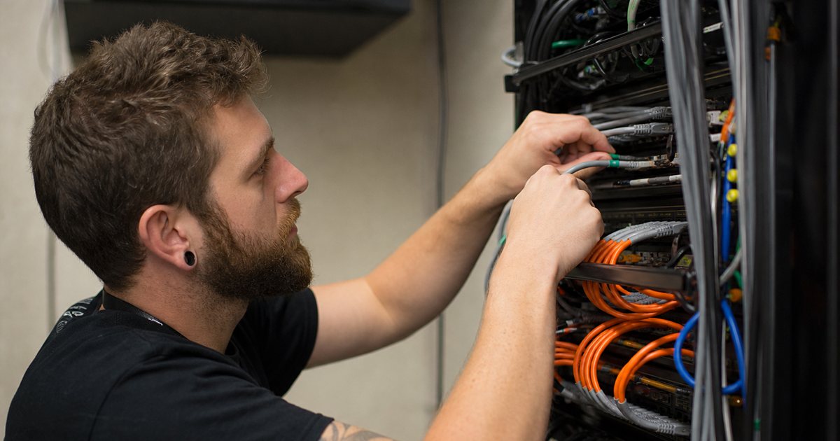 What happens to event check-in when the venue wifi is weak or drops during the busy morning?